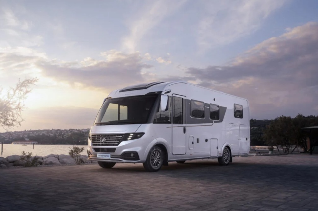 Royal klase kemperis Adria Sonic 780 SL vai līdzīgs